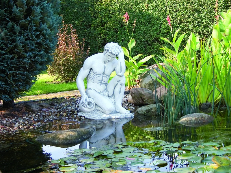 скульптура античная Атлант сидящий у воды