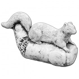 Скульптура Белка на камне