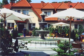 Фонтан скульптурный Девочка и мальчик под зонтом 2 чаши