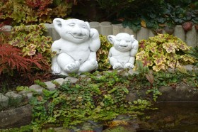 Фигурка Гном с пальцем в ухе