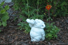 Фигурка Забавный гном с бутылкой