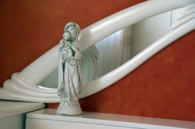 Скульптура Богородица с младенцем Иисусом