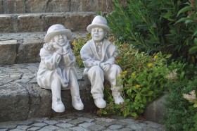 Скульптура Мальчик в шляпе сидит