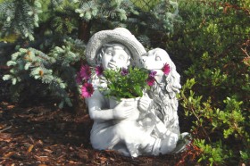 Скульптура современная Девочка с собакой и цветами