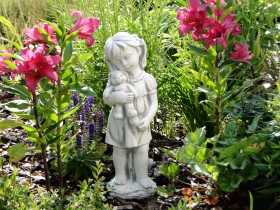 Скульптура классическая Девочка с игрушкой