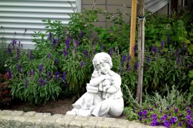 Скульптура Мальчик с котенком