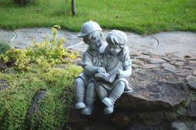 Скульптура современная Дети читают книгу