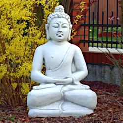 Скульптура Будда в саду