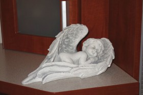 Скульптура Спящий ангелок с крылышками