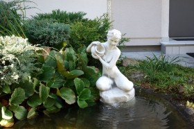 Скульптура Девушка с кувшином