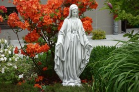 Скульптура античная Мария со змеем