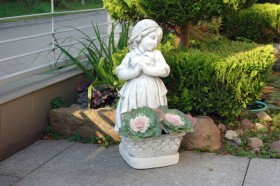 Скульптура Девочка с цветочным горшком