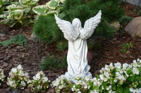 Скульптура ангела Девушка с венком