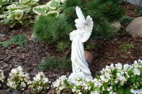 Скульптура ангела Девушка с венком