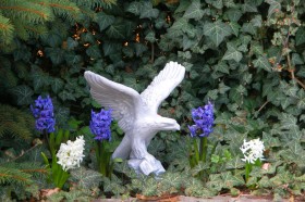 Скульптура Орёл смотрит вправо