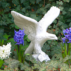 Скульптура Орёл смотрит вправо