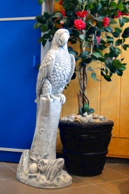 Скульптура Попугай на дереве