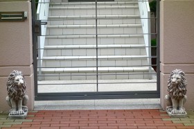 Скульптура Лев сидит,  левый