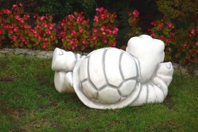 Скульптура  Большая черепаха лежит