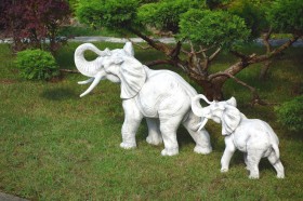 Скульптура Слон с поднятым хоботом