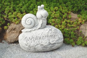 Скульптура декоративная Улитка на камне