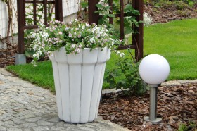 Вазон современный, круглый, ребристый