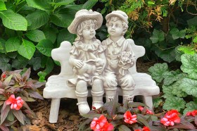 Скульптура Девочка и мальчик на лавочке