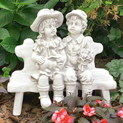 Скульптура Девочка и мальчик на лавочке