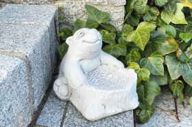 Скульптура декоративная Медведь сидит у пня