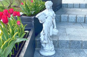 Скульптура Девушка с корзинками