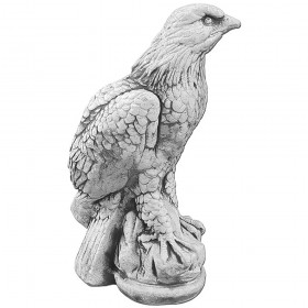Скульптура  Сокол сидит на камне
