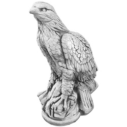 Скульптура  Сокол сидит на камне