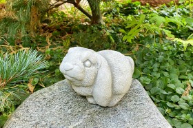 Скульптура  Крольчонок сидит