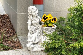 Скульптура  Девочка с корзинкой