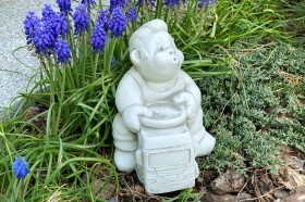 Скульптура  Ребенок на машинке