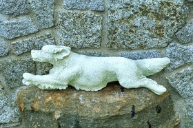 Скульптура  Собака бежит