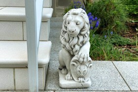 Скульптура  Лев со щитом сидит правый