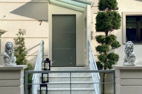 Скульптура  Лев со щитом сидит правый