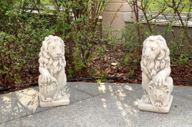 Скульптура  Лев со щитом сидит правый