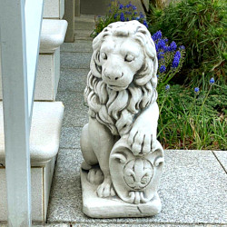 Скульптура  Лев со щитом сидит правый