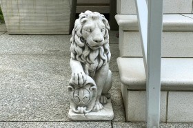 Скульптура  Лев со щитом сидит левый