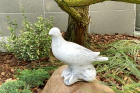 Скульптура  Голубь сидит