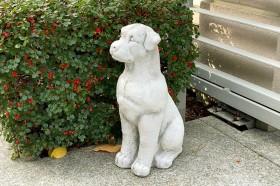 Скульптура Собака сидит
