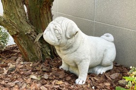 Скульптура Мопс сидит