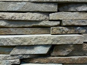 Горбушка из Песчаника, серо-зеленая, ширина 20-50 мм, толщина 15-20 мм