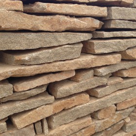 Галтованный плитняк Гранит Режевской 40-60 мм