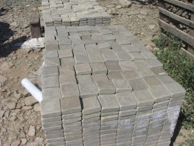 Галтованная брусчатка из Гранита Режевского, размер 100-200 мм, толщина 30-50 мм