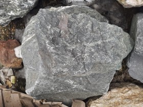 Валун Диобаз