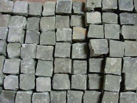 Колотая брусчатка из Песчаника, серо-зеленая, размеры 200-200 мм, толщина 40 мм