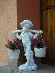 Скульптура современная Мальчик с коромыслом